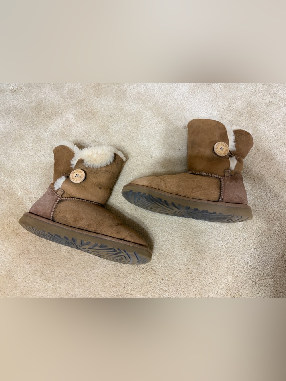 UGG Button Boot - Chestnut Brown with Shearling Trim| size 6